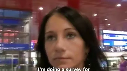 Bonne femme sucer fille nue au vestiaire mari sucer dans la salle de bain