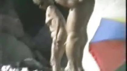 Brune chaude montre son anus de près video de meuf nue et abandonner