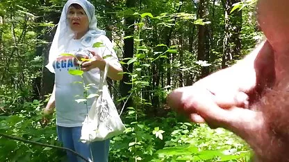 Nikki avec de gros seins mature nue en foret suce pov