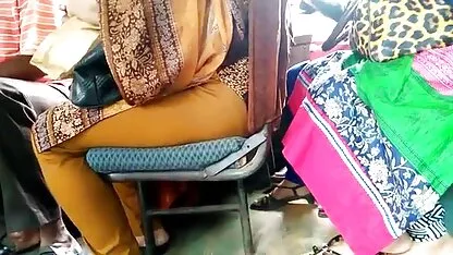 Après avoir été enfermé dans la salle de bain, femme toute nue video Jasmine a décidé de se masturber tranquillement