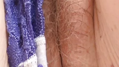 L'homme avec une petite poitrine se lie les mains et avec une jeune fille ronde nue passion friture anale