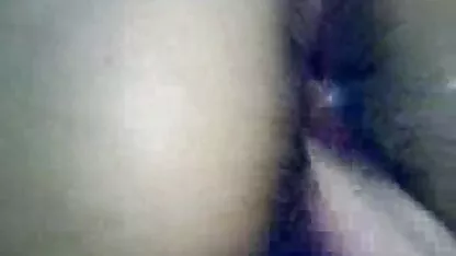 Joues avec un homme chauve prenant un mari ma femme nue en video robuste sur une plage sauvage