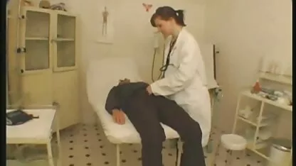 Chatte tchèque beauté marche nue dans video groupe filles nues la rue