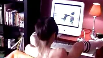 Russe maîtresse mature chapeau attrayant jeune fille nue se masturbe