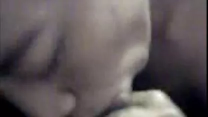 Les gens ramoner jeune fille se montre nue ivre pute dans deux Arc