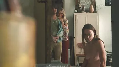 Elsa videos de femmes mures nues a réveillé la fille pour dormir avec des baisers et des caresses