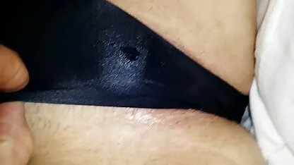 Jolie glamour Lesbiennes caressant les lèvres avec un salope nue sexy chapeau
