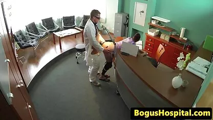 Un video de maman nue homme collant Ketty mince dame dans la bouche