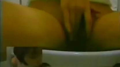 L'homme a planté un membre video de jeune fille nue dans le cul flexible de la danseuse