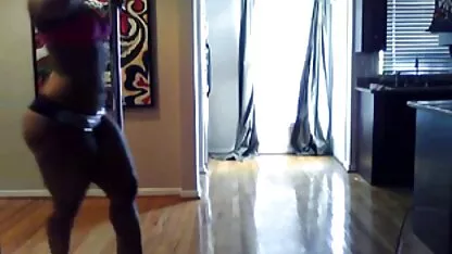 Baba avec de gros seins devant video fille nue la caméra