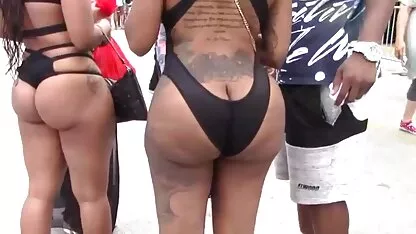 Plat-boobed asiatique ayant sexe video nues gratuites avec touristes