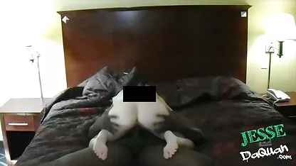 Les étudiants taquinent jeune thai nue l'enseignant avec une longue bite à droite dans le bureau