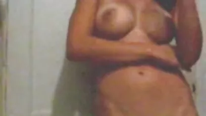 Deux sensuelles filles 18 ans nue lesbiennes lécher leurs pieds et déplacé à chattes