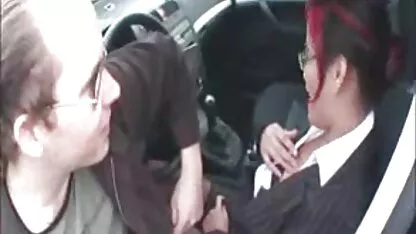 Les nue lesbienne hommes rugueux baise un inconnu dans une ruelle sombre