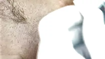 La Vierge caressait doucement video de mon ex nue le film avec ses doigts