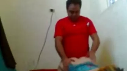 Les deux hommes une rousse nue mettent la belle blonde dans la bouche