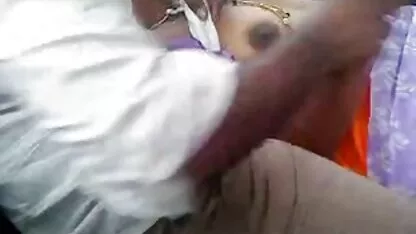 Pas timide avec son mari assis à video nues côté d'elle, sa femme baise son amant
