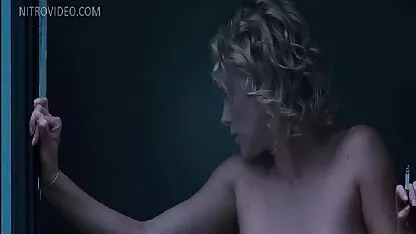 Glamour nue fille video pute baise dans 2 trous à la fois