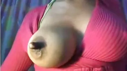Le cadre jeune fille ronde nue de l'érotique avec de belles filles