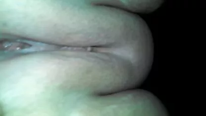 Ébène abandonnant sur un fermier blanc actif video gratuite de belles femmes nues