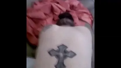 Graisse fille holding sur À jeune noir homme salope nue sous sa jupe sur la rue