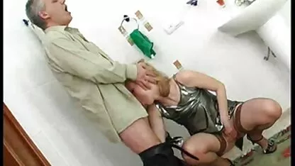 Gars avec un insouciant lécher le vagin de son amant vidéos de nues et pris sur son côté
