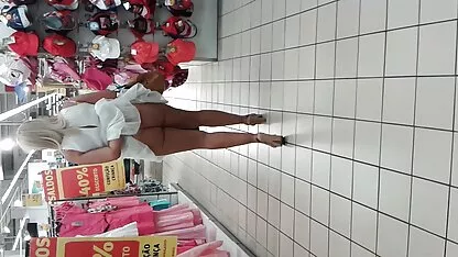 Un homme avec un homme noir vissant une chienne rouge sur le lit fille toute nue video