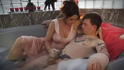 Mère dit à sa femme ronde mature nue fille comment baiser correctement