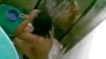 Brave soldat a grosse laide nue saisi l'occasion et faire frire une jolie fille