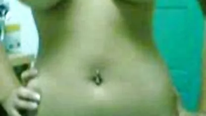 Un video de fille nue gratuit homme maigre avec ses mains vissant une chatte dans une pute blonde