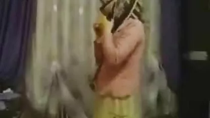 Écolières jouer twister avec copain et fille nue video vêtements