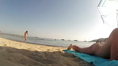 Les video femme nue à la plage femmes avec de gros seins en levrette short