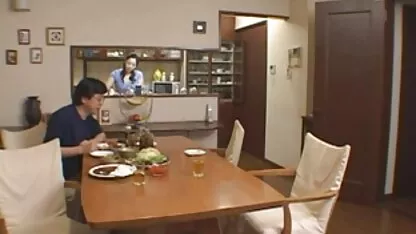 Huile de massage élastique cul pour une chaude salope vidéo de fille tounu
