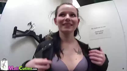 La fille elle même avait une bouteille couchée sur le nue fille video dos
