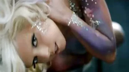 Libertine fille nue en video pompage vagin copine avec une pompe à vide et puis vissage la godemiché
