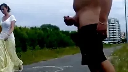 Skinny Thai video femme nue streaming donne une pipe et obtient une bite à la première personne
