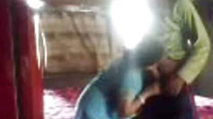 Couple dans l'amour baise dans la douche filles nues en video sous le jet d'eau