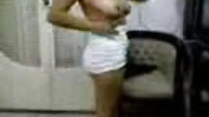 La femme a amené jeune nue video ce fils de pute dans la pièce et n'a pas vu de caméra cachée