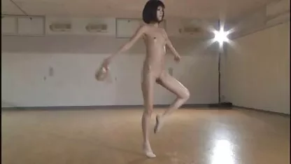 L'homme éjacule dans le trou dans la chatte et montrer video femme nudiste Gros plan de tout cela