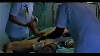 Taika dans le costume d'une maman nue video infirmière avec confiance donnant une pipe