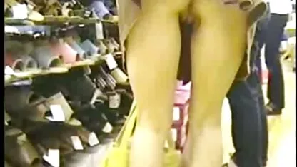 Trois lesbiennes se moquant d'une jeune fille danseuses nues videos