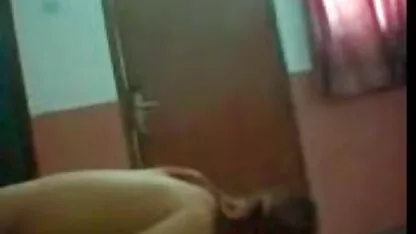Juteux mère donne de jeunes mecs dans un dortoir video femme nue a la plage