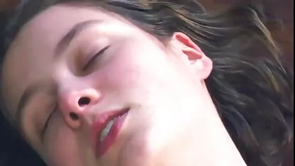 Teenie 18 ans femmes matures et nues qui abandonnent sur un nouvel ami dans le cul