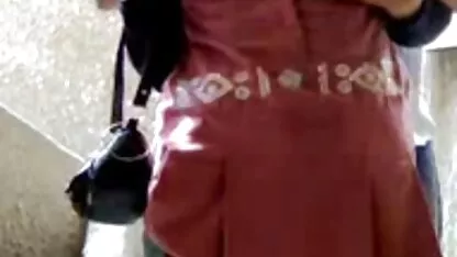 Maîtresse attache l'esclave et le caresse avec des gants video filles nues