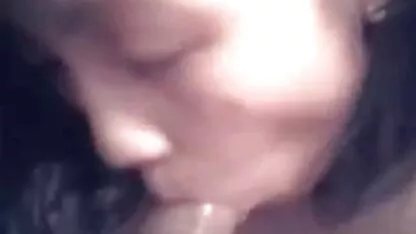 Professeur en bas lesbienne sein nue donne une pipe et une bite avec un étudiant