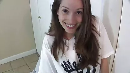 Guy poussant membre à video gratuite femme nue travers le trou de bite beauté