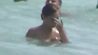 Hommes cravate femme adulte à moitié nue avec du ruban adhésif jeunes filles nues de 18 ans