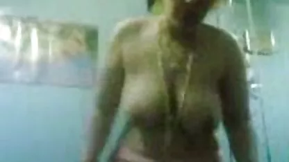 Lesbienne domine son partenaire et les faire frire à l'aide d'une machine à videos de nues sexe