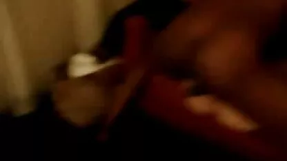 Caroline donne le masseur vieilles noires nues sur le canapé