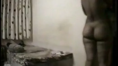 Un pervers qui insère le femme nue au vestiaire téléphone dans le vagin et la masturbation